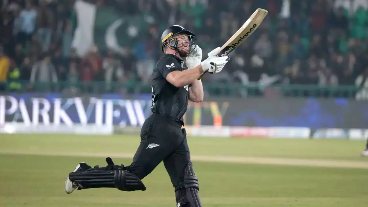 Pakistan vs New Zealand 1st ODI: चैंपियंस ट्रॉफी से पहले पाकिस्तान को दोहरा झटका, हार के साथ अहम खिलाड़ी चोटिल