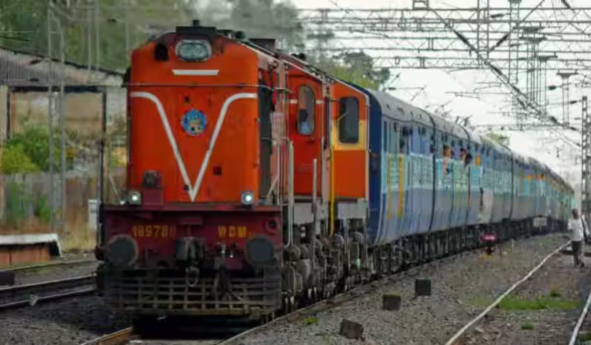 Delhi: आनंद विहार रेलवे स्टेशन पर ट्रेन में महिला ने दिया बच्ची को जन्म, RPF ने की मदद