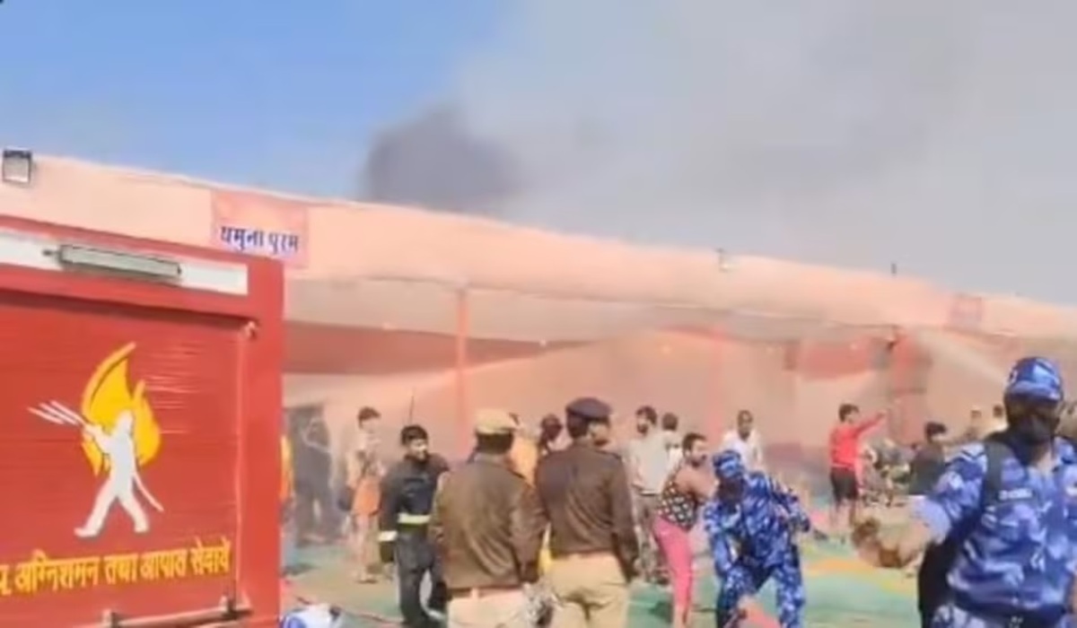 MahaKumbh Fire: महाकुंभ मेले में फिर भड़की आग, दमकल की गाड़ियां मौके पर पहुंचीं