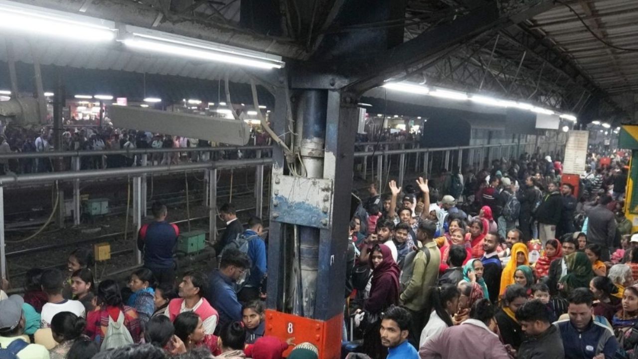 New Delhi रेलवे स्टेशन पर भगदड़, 18 की मौत, कई घायल