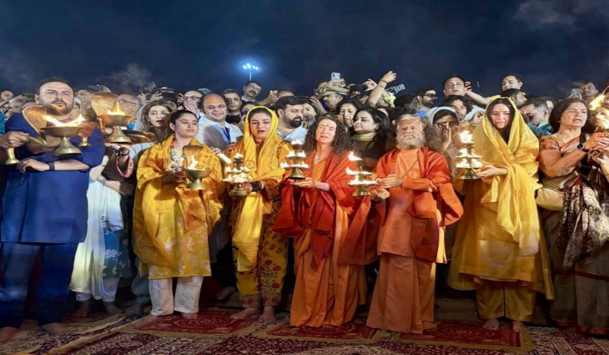 कटरीना कैफ और रवीना टंडन ने लिया Maha Kumbh 2025 में स्नान, गंगा आरती में की शिरकत