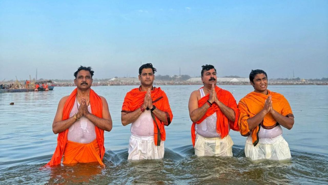 Maha Kumbh 2025: महाकुंभ में उमड़ा आस्था का सैलाब, त्रिवेणी संगम में VIP नेताओं ने किया स्नान