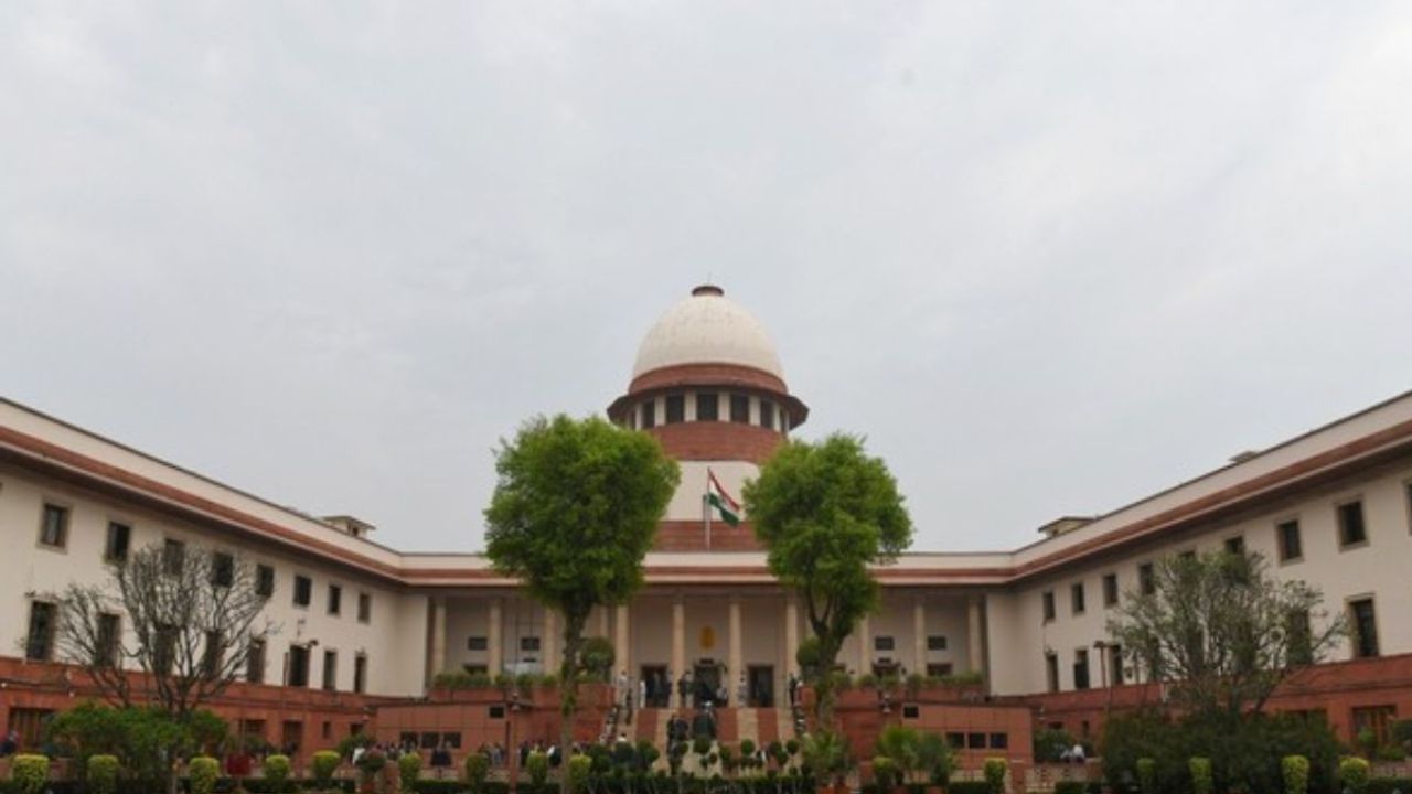 Supreme Court ने असम सरकार को जमकर लताड़ा, विदेशी घोषित व्यक्तियों की निर्वासन प्रक्रिया में देरी पर उठाए सवाल