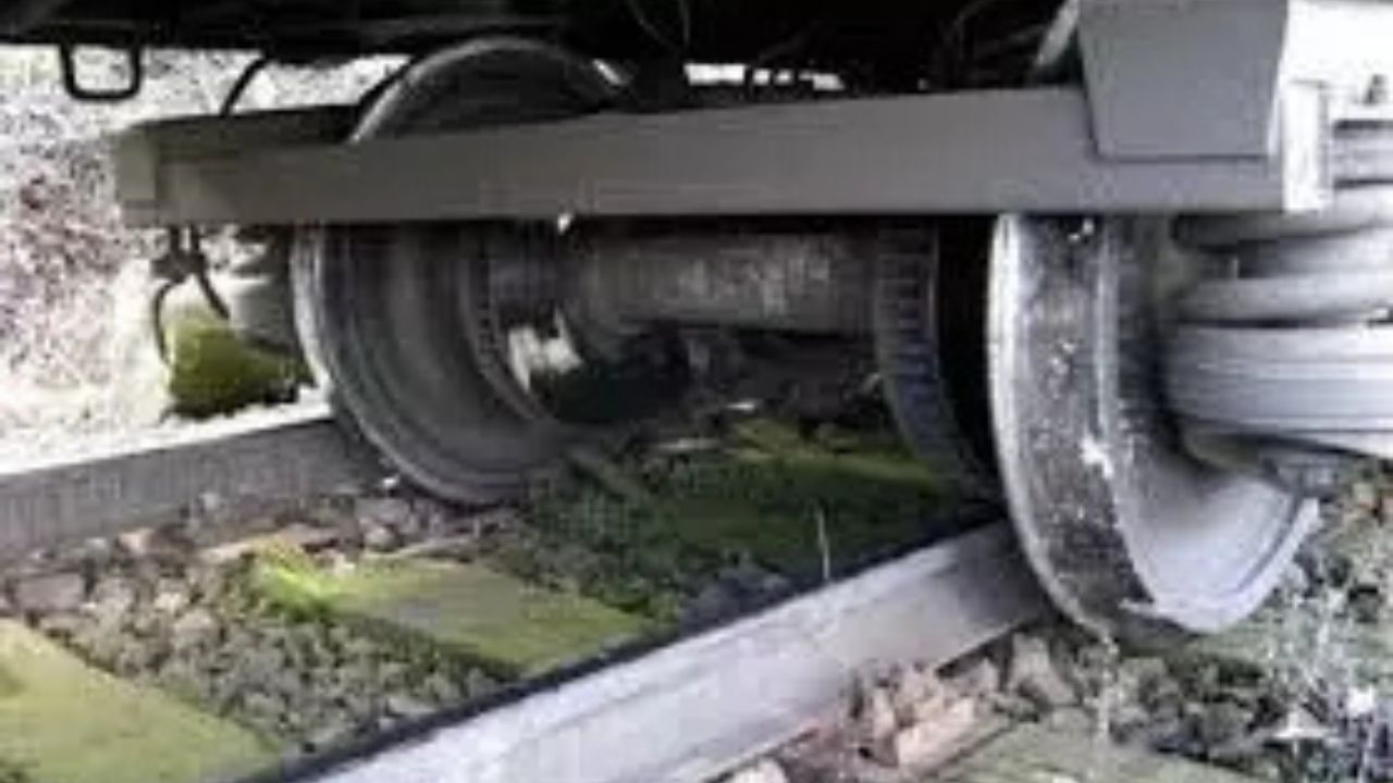 Rail accident: आंध्र प्रदेश में रेल हादसा! मालगाड़ी गिर्डर से टकराई, ट्रैक क्षतिग्रस्त