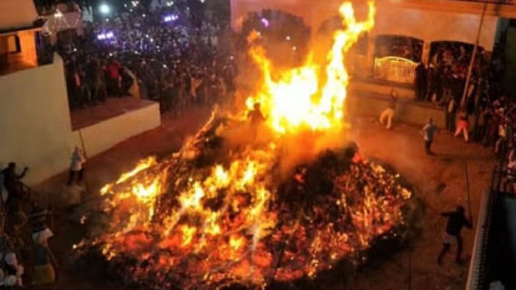 Holika Dahan Upay: होलीका दहन की राख के चमत्कारी उपाय, नकारात्मक ऊर्जा होगी समाप्त और धन-समृद्धि बढ़ेगी