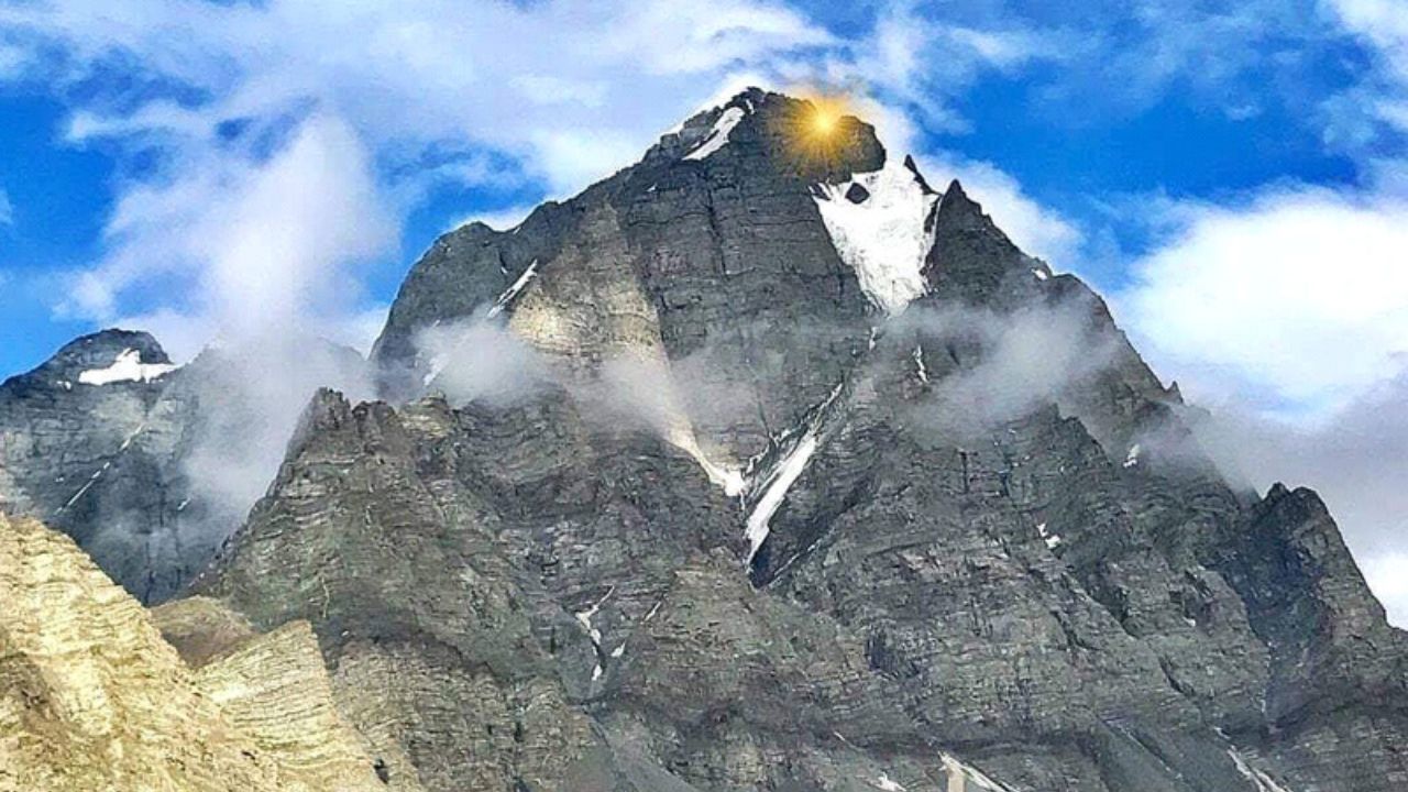 Manimahesh Kailash: क्या आज भी मणिमहेश पर्वत की चोटी रहस्य से भरी है? जानिए क्यों कोई नहीं पहुंच पाया यहां तक