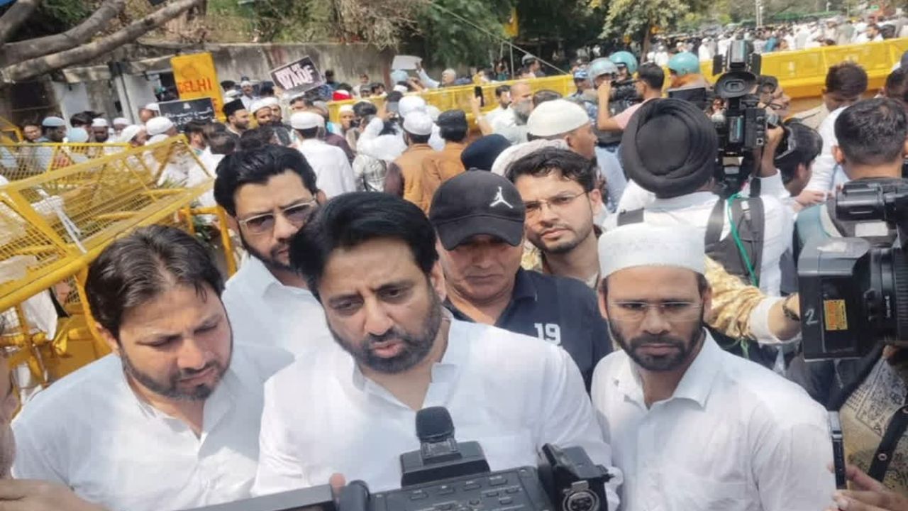 Waqf Amendment Bill: क्या वक्फ कानून से छिन जाएगी मुस्लिमों की धार्मिक आज़ादी? सुप्रीम कोर्ट में बड़ी लड़ाई