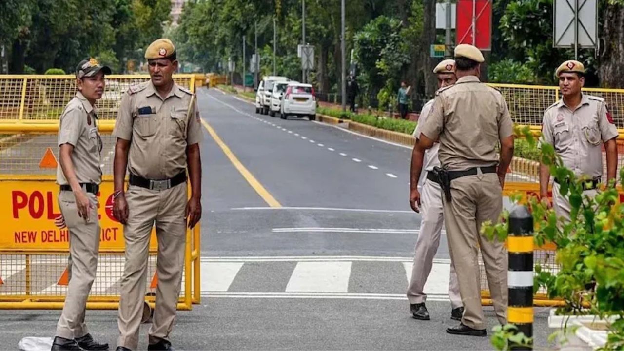 Delhi News: दिल्ली में बांग्लादेशी नागरिकों का गोरखधंधा! ट्रांसजेंडर बनकर करते हैं उगाही