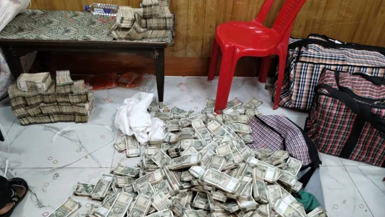 Odisha Raid: नोटों की बारिश या सबूत मिटाने की कोशिश? ओडिशा में करोड़ों के कैश का हाई वोल्टेज ड्रामा