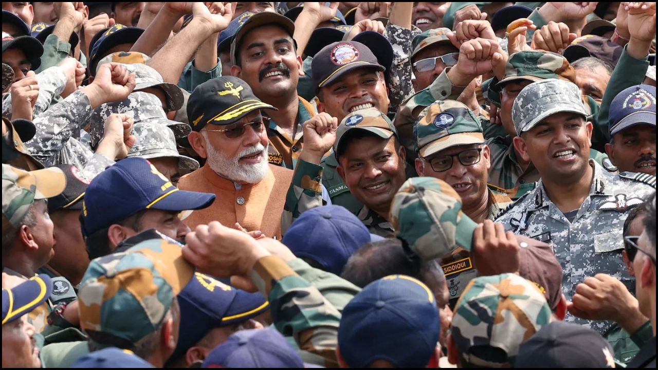 सुबह-सुबह एयरबेस पर पहुँचे PM Modi—सैनिकों को मिला जोश का नया टीका!