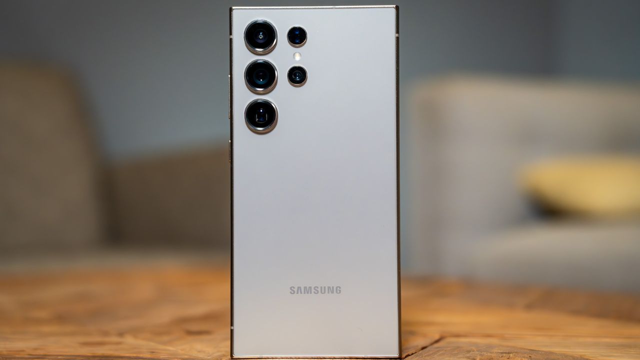 200MP कैमरे वाला Samsung S24 Ultra अब महंगा नहीं! Flipkart-Amazon ने कीमतों में मचाई हलचल