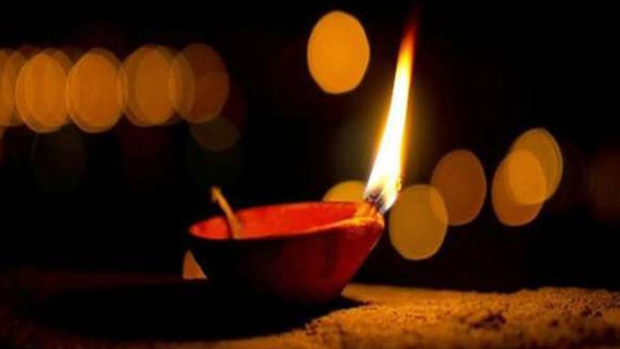 Vastu Tips: दीपक नहीं केवल प्रकाश नहीं फैलाता, बल्कि लाता है देवताओं की कृपा और सफलता