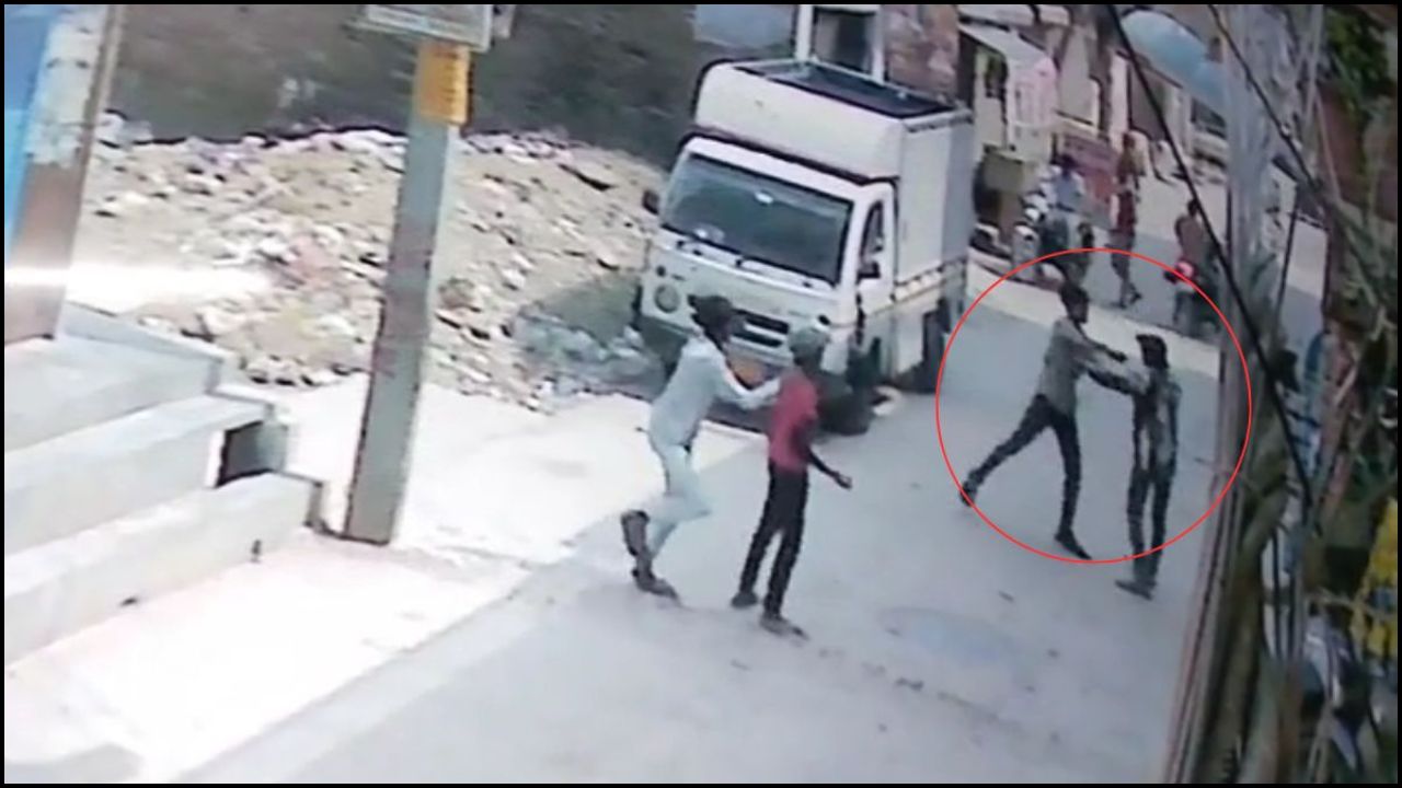 Crime News: दिल्ली के बुराड़ी में नाबालिग की चाकू से बेरहमी से हत्या, CCTV ने पकड़ ली वारदात की पूरी सच्चाई